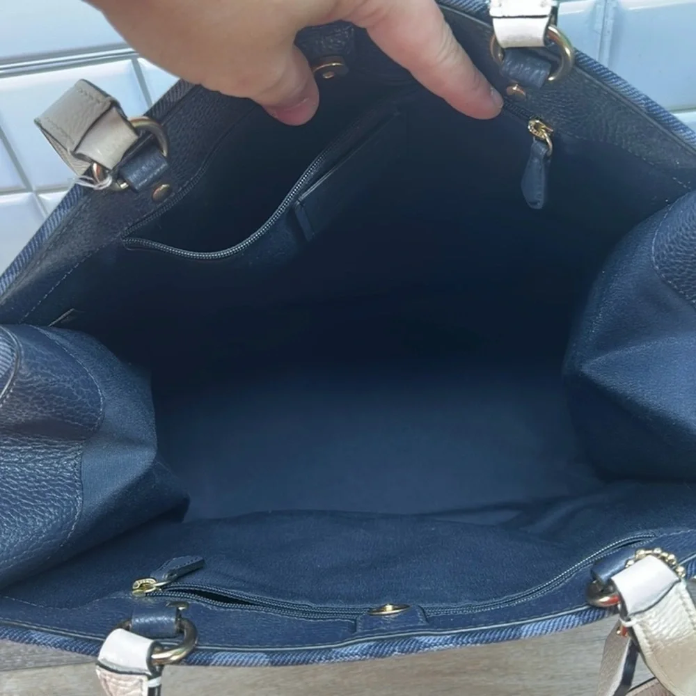 COACH C2823 TALL DEMPSEY CARRYALL SIGNATURE C WITH COACH PATCH & WRISTLET! - Picture 4 of 16